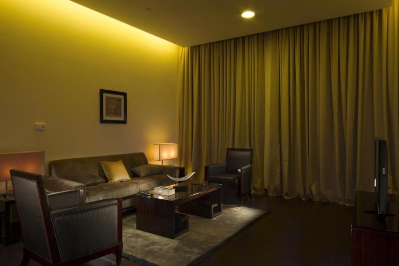 Zara Continental Hotel Ал Хубар Екстериор снимка