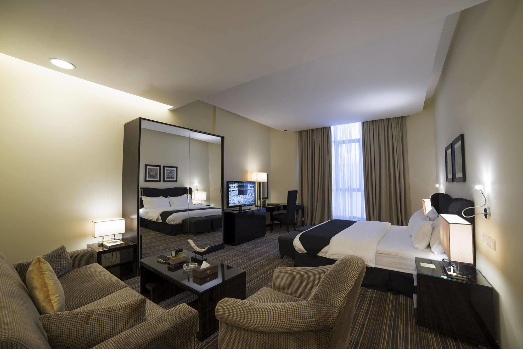Zara Continental Hotel Ал Хубар Екстериор снимка